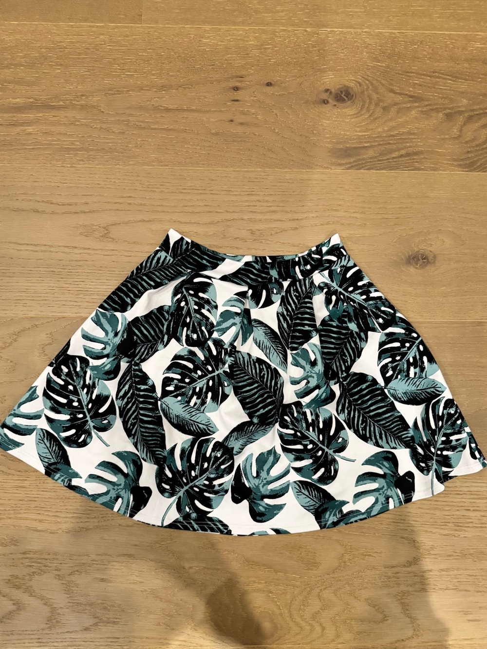 Charlotte Russe Leaf Print A-Line Skirt - White & green